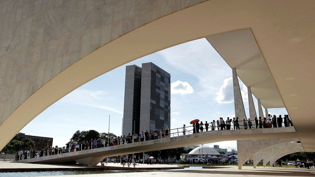 Pessoas formam fila para participar do velório do arquiteto Oscar Niemeyer no Palácio do Planalto, Brasília