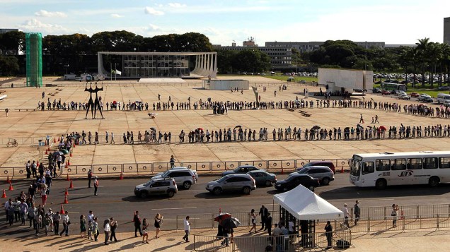 Pessoas formam fila para participar do velório do arquiteto Oscar Niemeyer no Palácio do Planalto, Brasília
