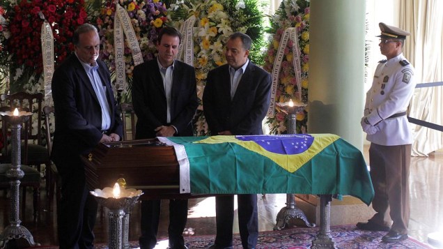 Velório no Rio: o prefeito Eduardo Paes, entre o governador Sérgio Cabral e o vice Luiz Fernando Pezão