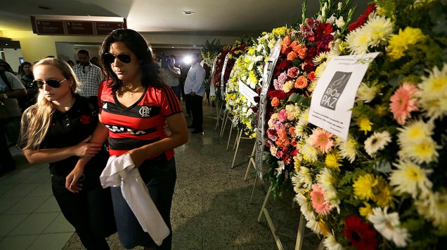 Vanessa Andrade (d) no velório de seu pai, o cinegrafista Santiago Andrade, no cemitério Memorial do Carmo, no Caju, zona portuária do Rio de Janeiro, nesta quinta-feira (13)