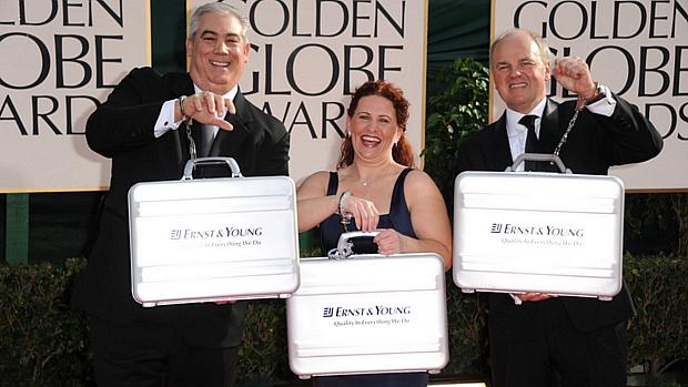 Representantes de empresa de auditoria chegam ao Globo de Ouro algemados às malas com os nomes dos vencedores