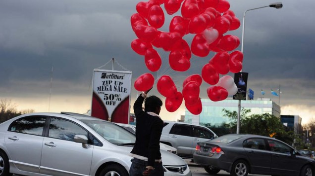 Paquistanês vende balões de coração durante o Dia dos Namorados na cidade de Islamabad