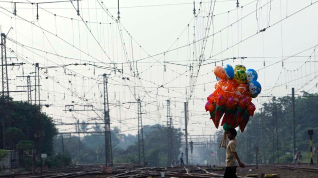 Vendedor de balões na cidade de Jakarta, na Indonésia