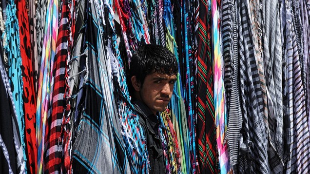 Vendedor de lenço espera por clientes no centro de Cabul