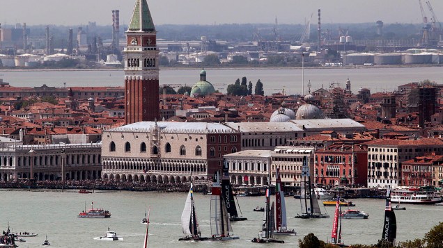 Barcos competem durante regata América da Série Copa do Mundo, na lagoa de Veneza