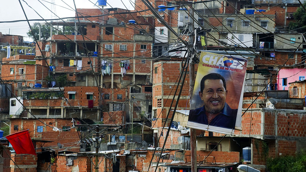 Cartaz com imagem do presidente Hugo Chávez é visto na favela Petare, em Caracas