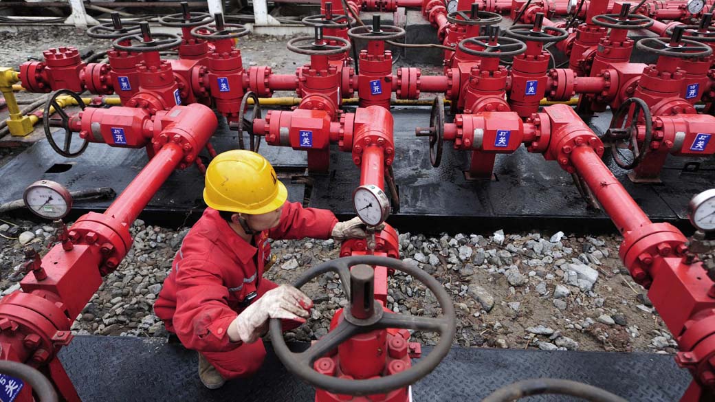 Trabalhador durante inspeção de rotina de válvulas de gás natural em Langzhong, China