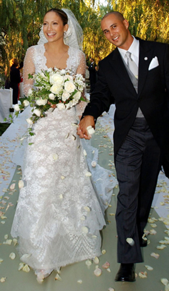 Jennifer Lopez com vestido da grife Valentino para  o casamento com o coreógrafo Chris Judd, em 2001