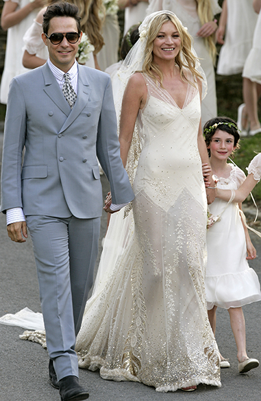 Kate Moss com seu vestido simplista e de ar romântico do estilista John Galliano, criado para o casamento da modelo com o músico Jamie Hince, em 2011