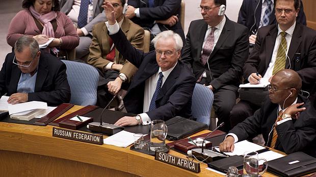 O embaixador russo na ONU, Vitaly Churkin, ergue a mão para vetar resolução que pedia renúncia de Assad
