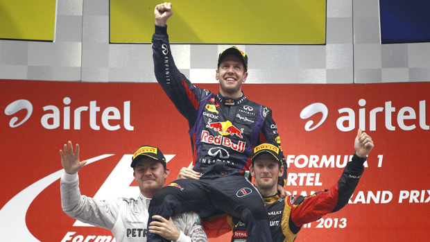 O piloto alemão Sebastian Vettel comemora sua vitória no GP da Índia e o tetracampeonato