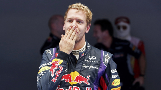 O piloto alemão Sebastian Vettel comemora sua vitória no GP da Índia e o tetracampeonato