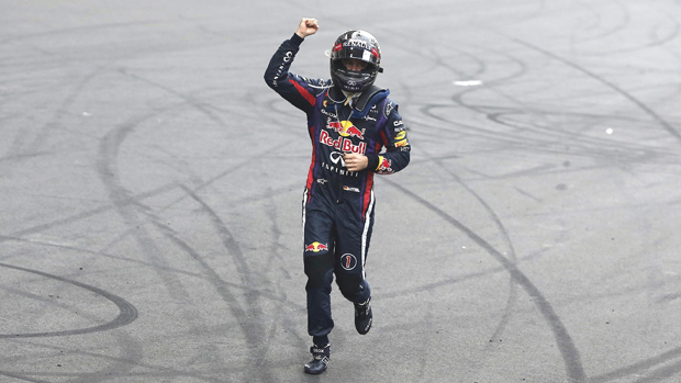 O piloto alemão Sebastian Vettel comemora sua vitória no GP da Índia e o tetracampeonato