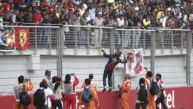 O piloto alemão Sebastian Vettel comemora sua vitória no GP da Índia e o tetracampeonato