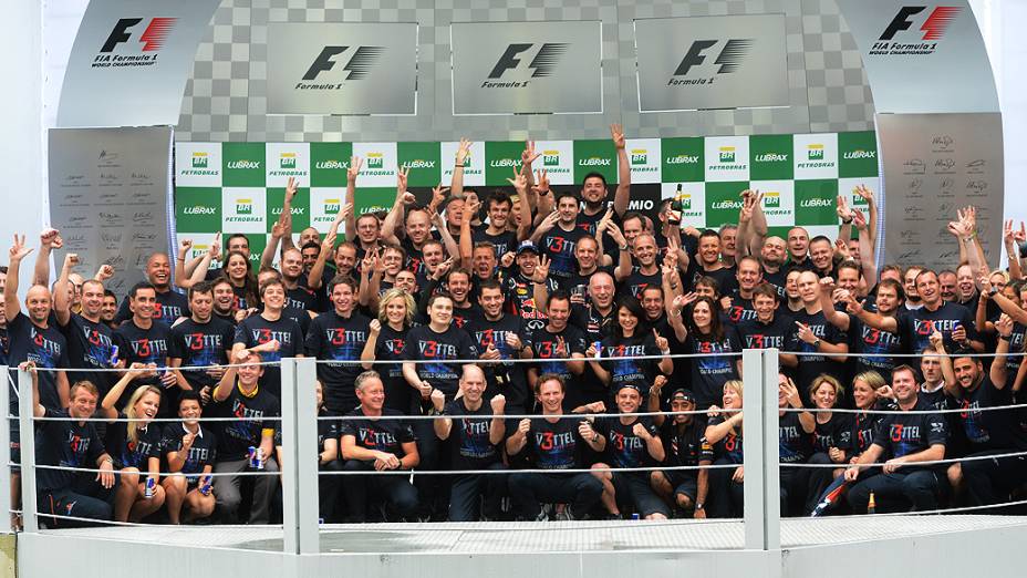 Vettel e equipe comemoram a vitória no GP do Brasil 2012, no Autódromo de Interlagos