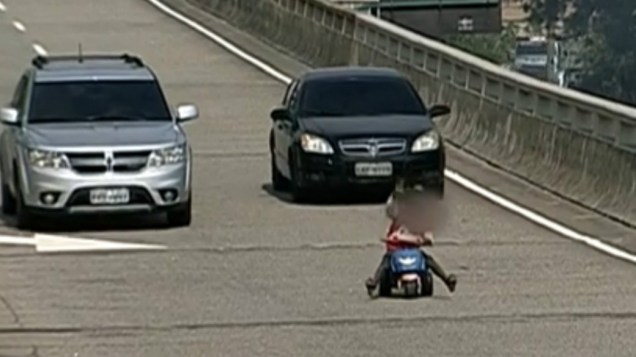 Menino desceu um viaduto sobre um velocípede no Centro do Rio na sexta-feira (20)
