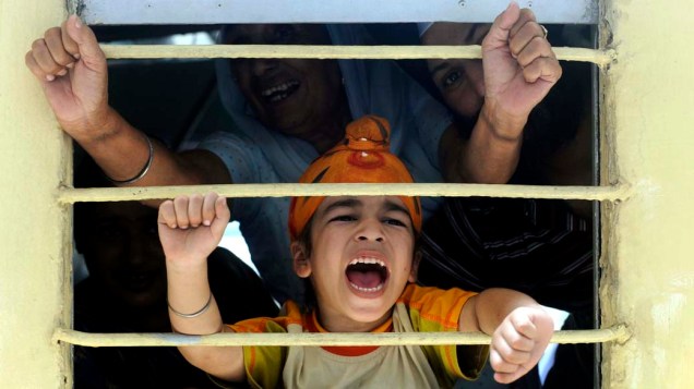 Na cidade indiana de Amritsar, peregrinos indianos embarcam em trem rumo ao Paquistão para as celebrações do 172º aniversário da morte de Maharaja Ranjit Singh Na cidade indiana de Amritsar, peregrinos indianos embarcam em trem rumo ao Paquistão para as celebrações do 172º aniversário da morte de Maharaja Ranjit Singh