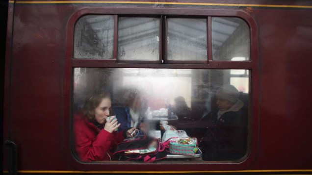 Família durante viagem de trem no Vale de Keighley, Inglaterra