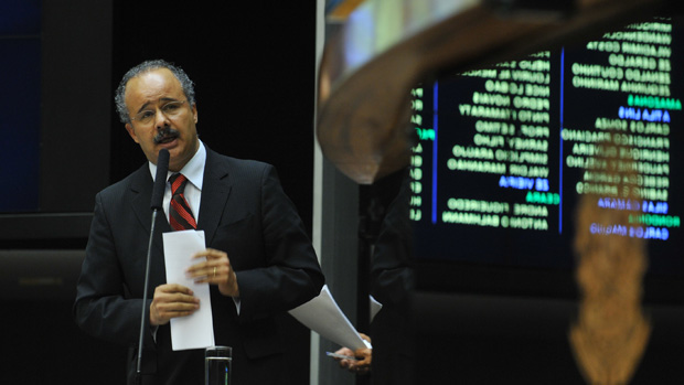 O deputado Vicente Cândido (PT-SP), relator da Lei Geral da Copa, durante a sessão que aprovou o texto