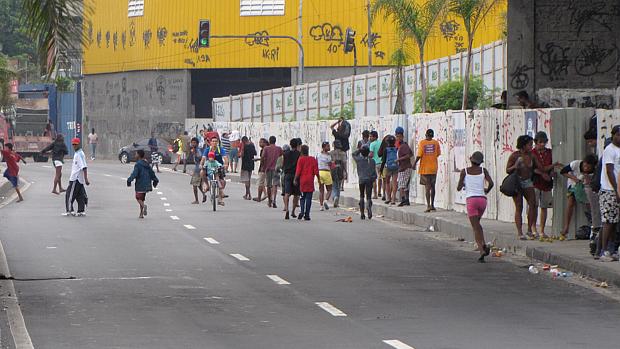 Viciados em crack fogem da abordagem da prefeitura do Rio