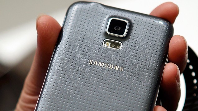 Acabamento do Galaxy S5 ficou mais sofisticado, mas ainda é de plástico