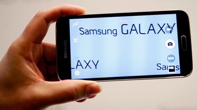 Novo Samsung Galaxy S5 em exposição durante o Mobile World Congress, em Barcelona (Espanha)