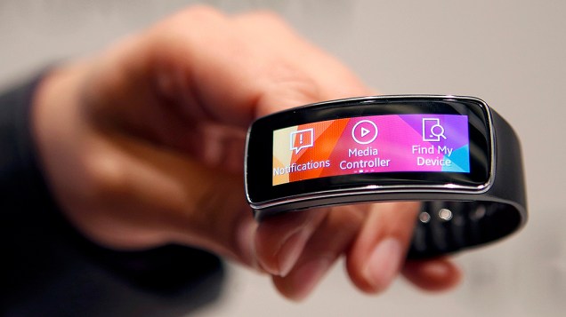 Primeira pulseira inteligente da Samsung, Gear Fit tem tela curva e chega ao mercado em abril