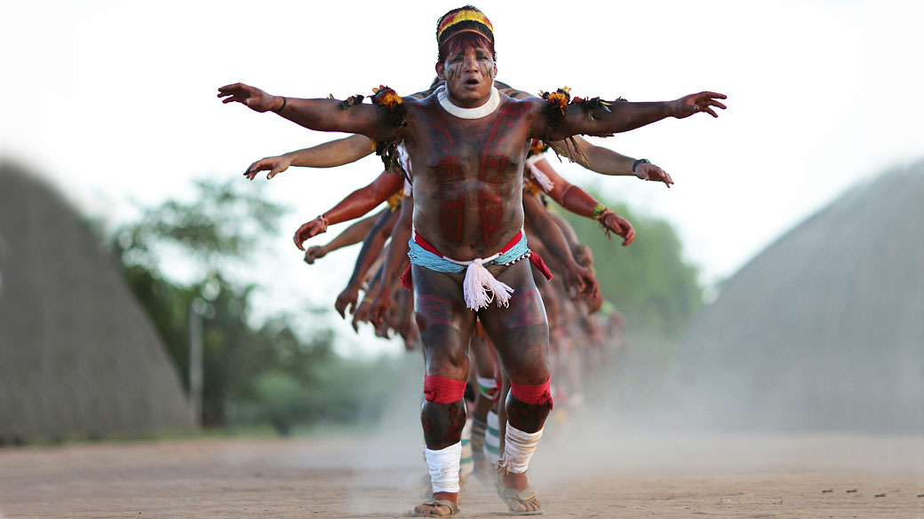 Anuia, chefe da juventude Yawalapiti conduz a dança no Parque Nacional do Xingu, Mato Grosso