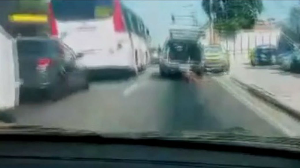Vídeo mostra vítima sendo arrastada no asfalto, pendurada em carro de policiais
