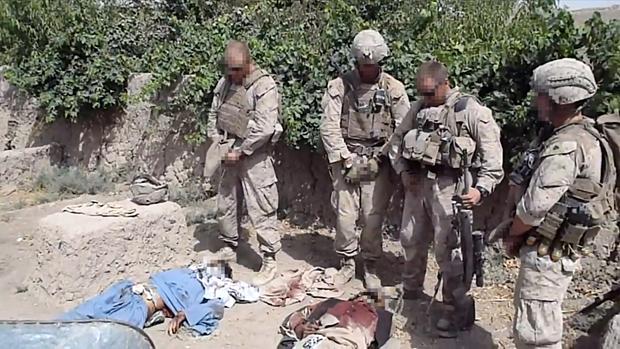Vídeo mostra quatro militares americanos de uniforme urinando sobre três cadáveres de insurgentes afegãos