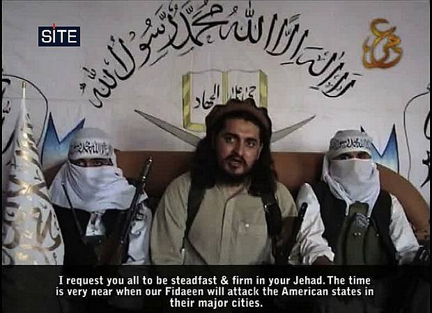 Trecho do vídeo em que Mehsud (centro) ameaça as grandes cidades americanas