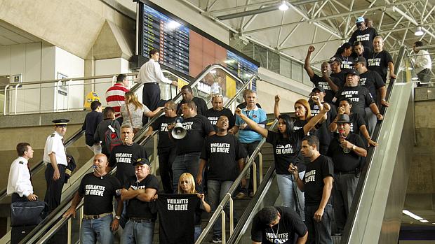 Vigilantes em greve fizeram manifestação no Aeroporto Tom Jobim, o Galeão