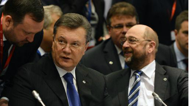 O presidente ucraniano, Viktor Yanukovich (e), ao lado do presidente do Parlamento Europeu, Martin Schulz, durante a cúpula da Parceria Oriental da União Eurpeia, em Vilnius, na Lituânia