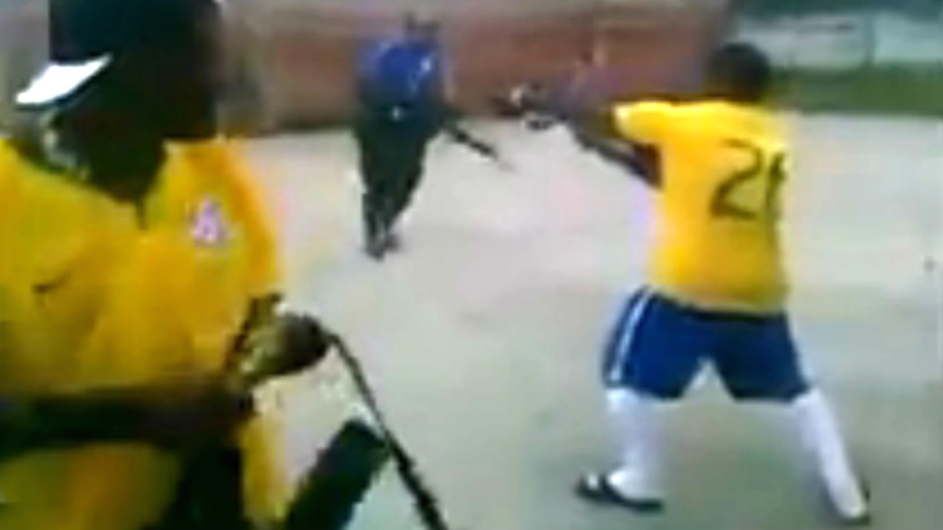 Traficantes disparam rajadas de fuzil para comemorar gol na Vila Aliança, no Rio