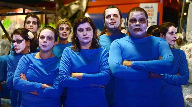 Com a falta de fantasias para mais de 70 composições, integrantes da escola de samba Vila Isabel desfilam de roupa azul na Marquês de Sapucaí