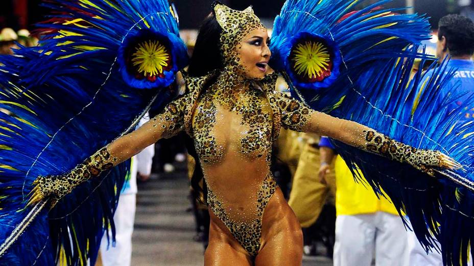 A rainha de bateria Sabrina Sato durante desfile da escola de samba Vila Isabel pelo grupo especial, na Marquês de Sapucaí no Rio de Janeiro (RJ), na madrugada desta terça-feira (04)