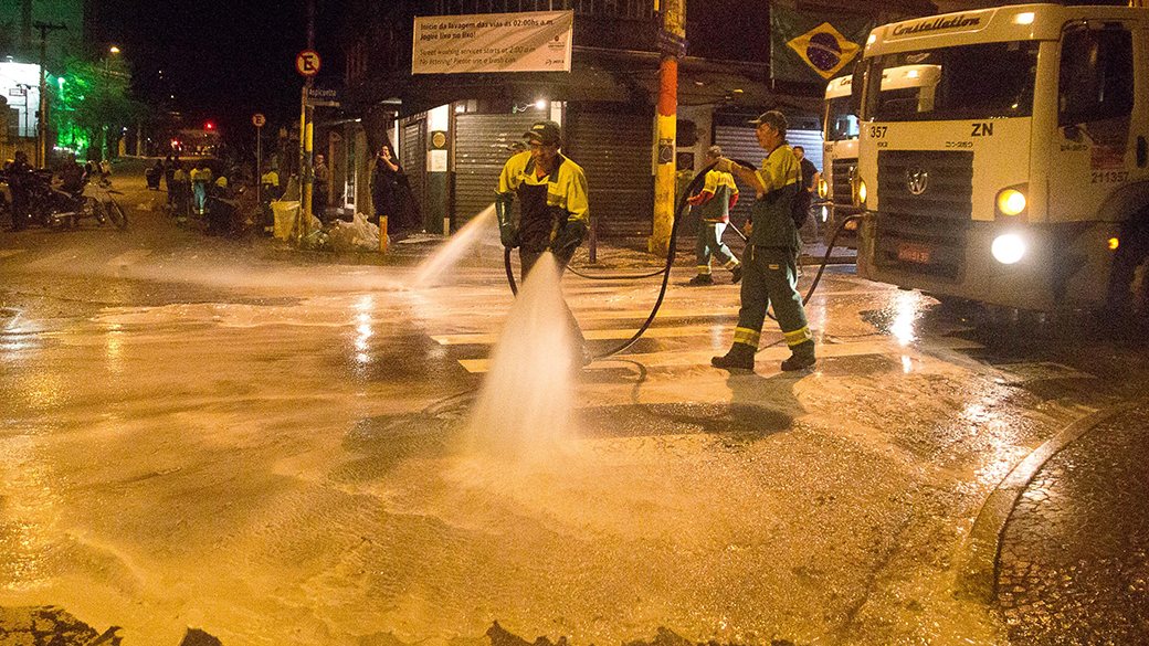 Funcionários da prefeitura de São Paulo recolhem lixo e lavam as ruas da Vila Madalena