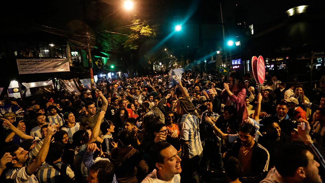 Durante a Copa do Mundo, torcedores lotam bares e ruas da Vila Madalena, em São Paulo.