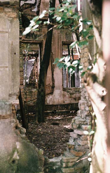 Os principais prédios abandonados da Vila Maria Zélia permanecem trancados e inacessíveis ao público