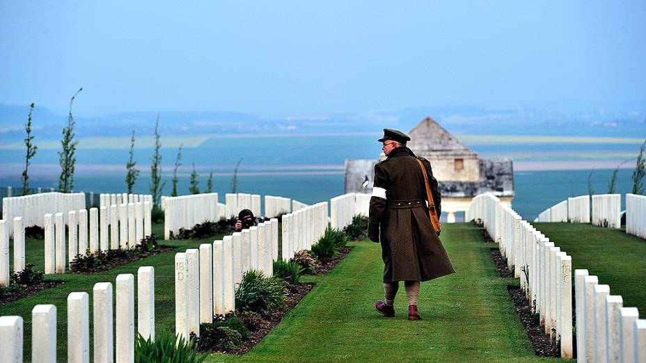 Australiano vestindo um uniforme da Primeira Guerra Mundial, anda em meio de túmulos no memorial de guerra, na cidade francesa de Villers-Bretonneux