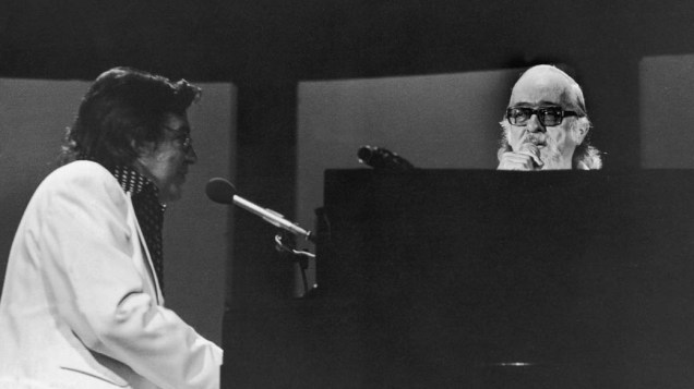 Vinícius com Tom Jobim ao piano, em apresentação
