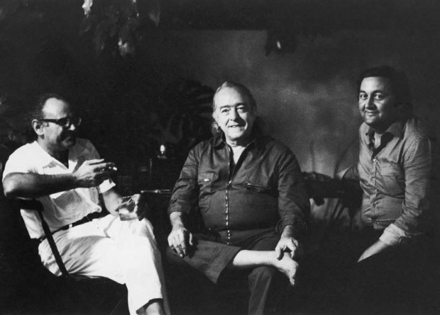 Vinícius de Moraes entre os cineastas Pierre Kast e Jean-Gabriel Albicoco, em 1973