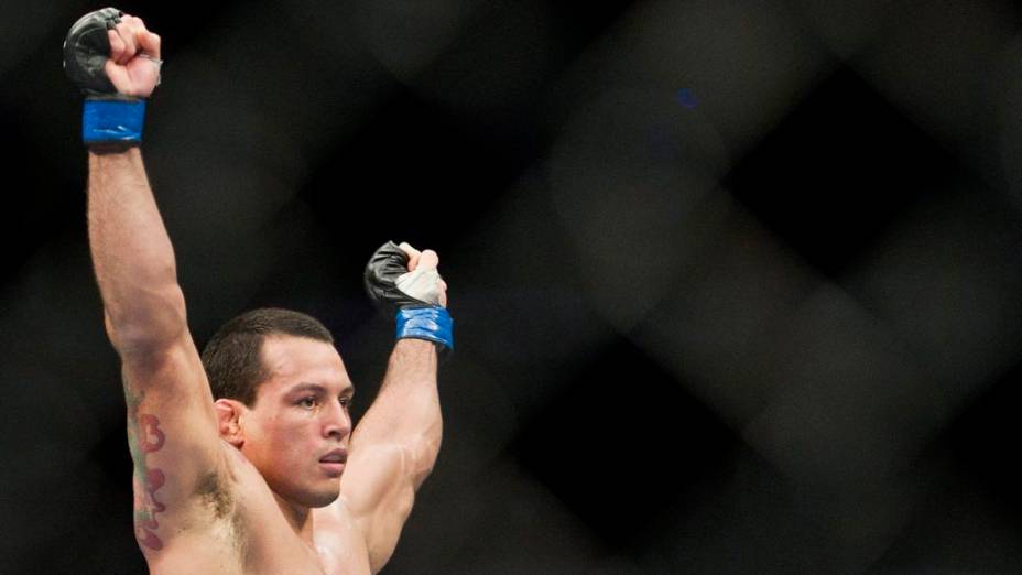 O brasileiro Vinny Magalhães comemora sua vitória no UFC 152