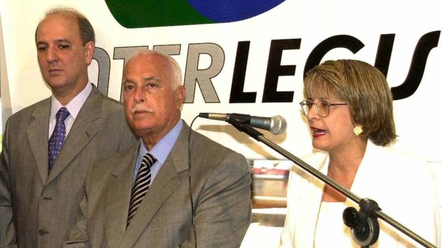 Regina Célia Borges discursa na solenidade de inauguração do Interlegis, sistema que interliga todas as assembleias estaduais ao Prodasen, ao lado de Antônio Carlos Magalhães e José Roberto Arruda, em 13/02/2000