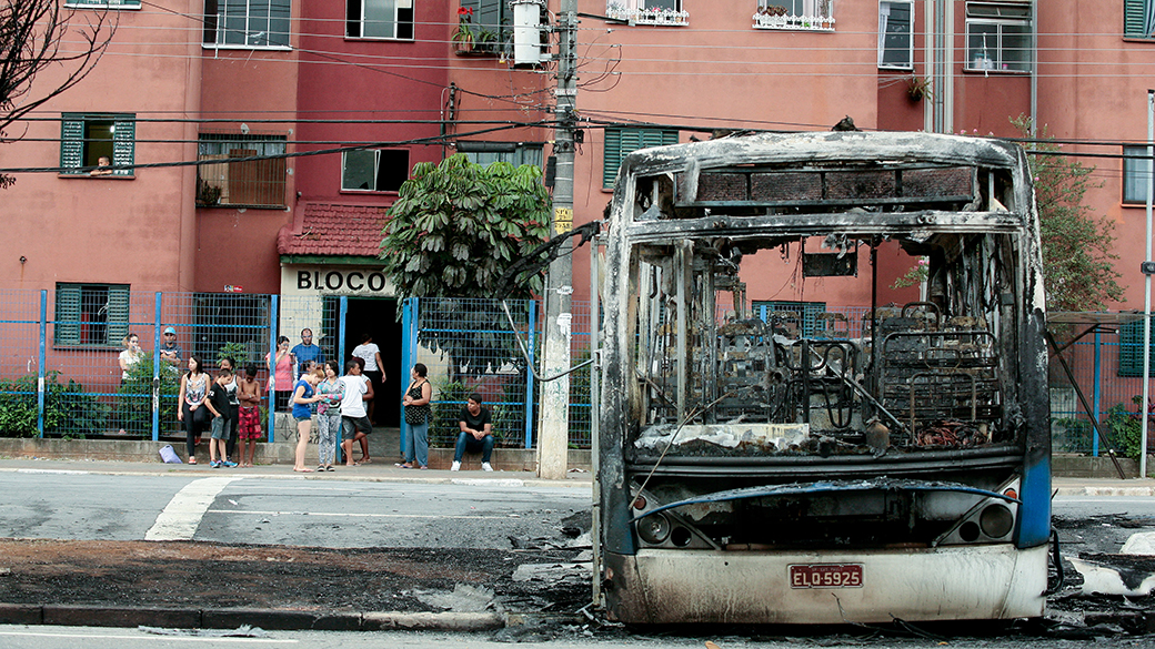 Ônibus é incendiado na avenida Zaki Narchi, na zona norte da capital paulista