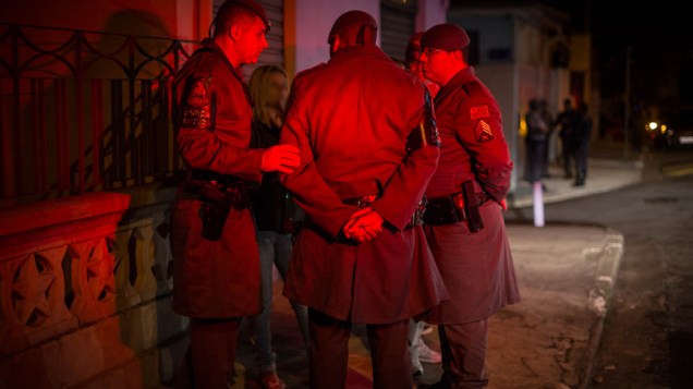 Local onde um policial militar foi baleado enquanto comprava lanche em um comércio na rua Etelvina, na Penha, em 14/11/2012