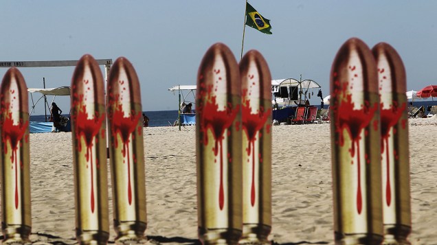 Para marcar um ano da morte da juíza Patrícia Acioli, 21 cartuchos foram colocados na praia de Copacabana, no Rio