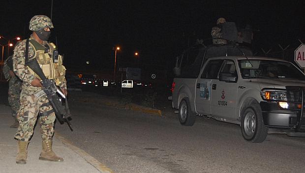 Soldado patrulha prisão na região de Tamaulipas, no México, após confronto entre facções criminosas deixar 31 mortos nesta quarta-feira