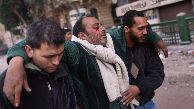 Manifestante ferido durante protestos do centro do Cairo, Egito