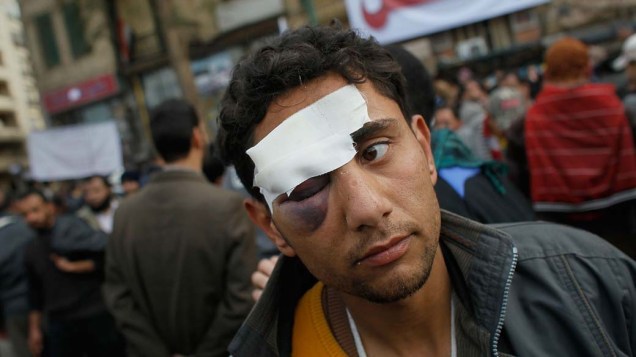 Manifestante ferido durante protestos no centro do Cairo, Egito
